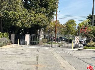 245 S Barrington Ave #D1, Los Angeles, CA 90049