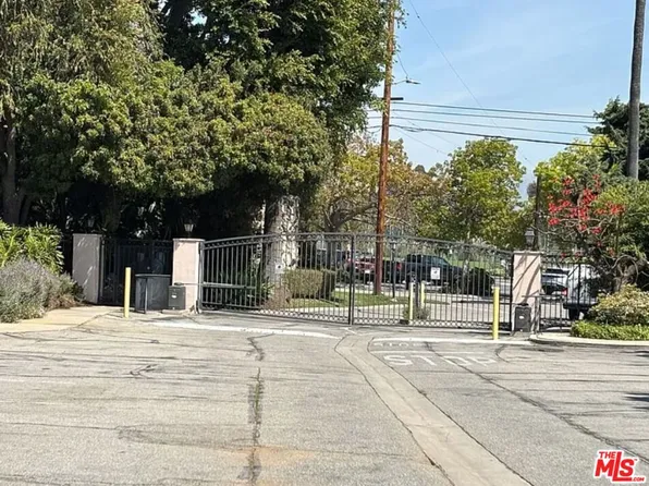 245 S Barrington Ave #D1, Los Angeles, CA 90049