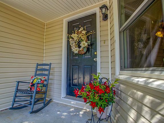 4th image of 1025 Greenwood Dr