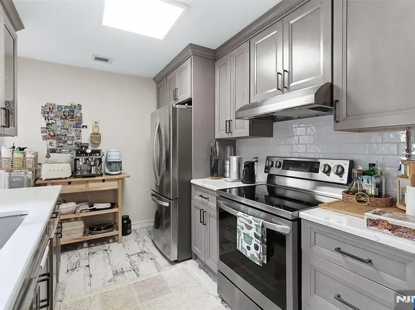 28 Garden Pl APT 163, Edgewater, NJ 07020