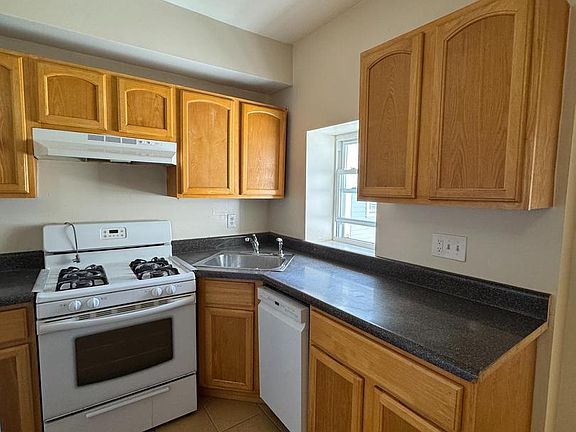 5th image of 1118 Green St