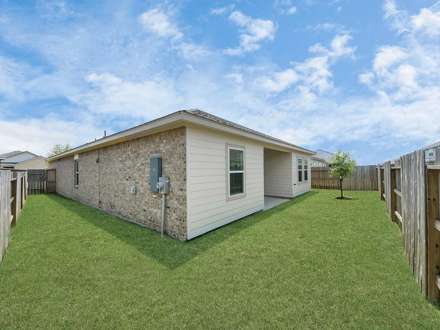 3 bed, 2.0 bath, 1769 sqft, $2,422 — Photo 2