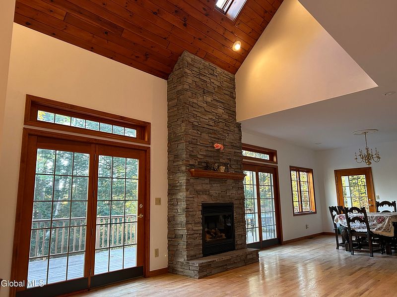 3rd image of 553 Potter Hill Road