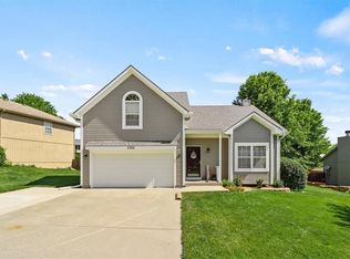 1302 White Oak Pl, Pleasant Hill, MO 64080