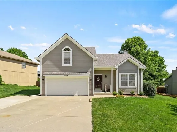 1302 White Oak Pl, Pleasant Hill, MO 64080