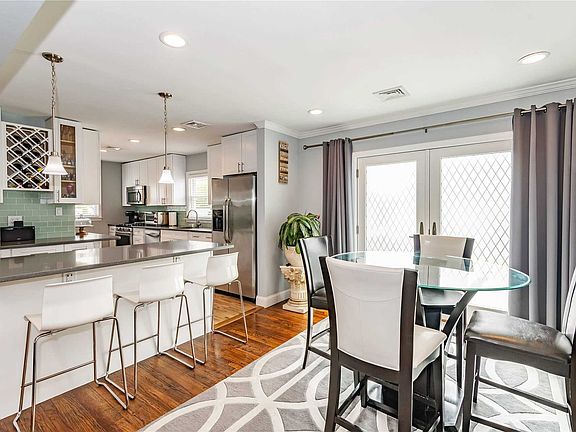 3rd image of 826 Dogwood Ave