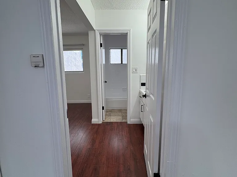 Hollyking Apartments — Photo 38