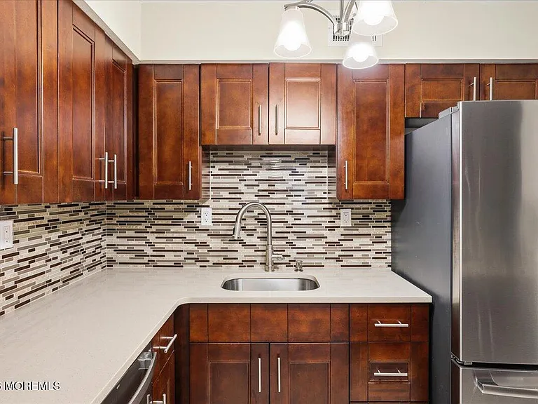 203 Wellington Pl — Photo 2