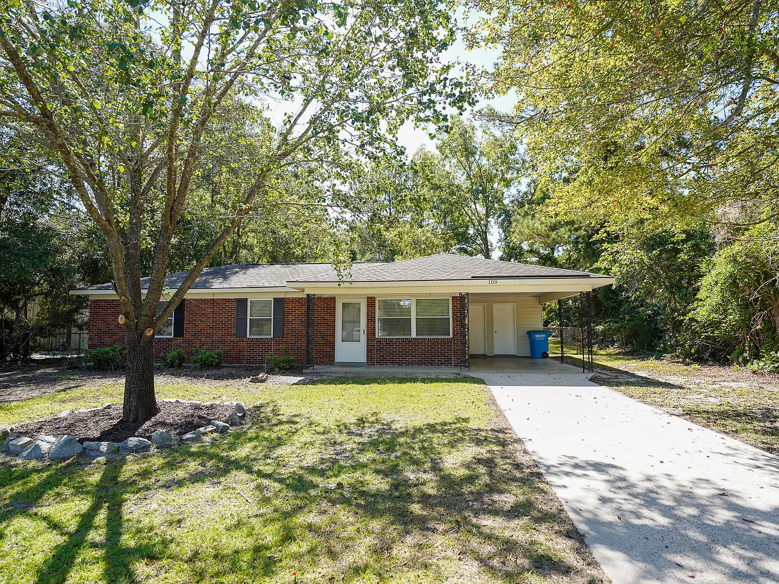 3 bed, 989 sqft, $1,700 — Photo 2