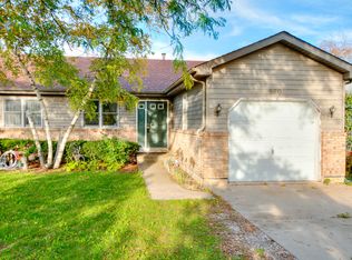 960 Pleasant St, Woodstock, IL 60098