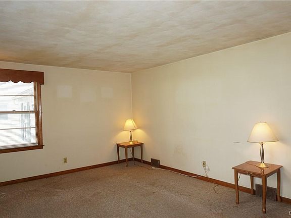 3rd image of 104 E Dauenhauer St