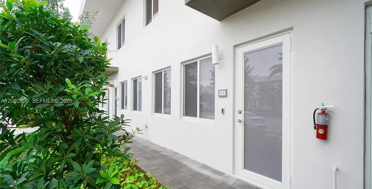 3 bed, 1315 sqft, $3,300 — Photo 1