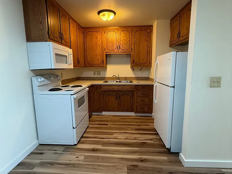966 E Elm Dr — Photo 2
