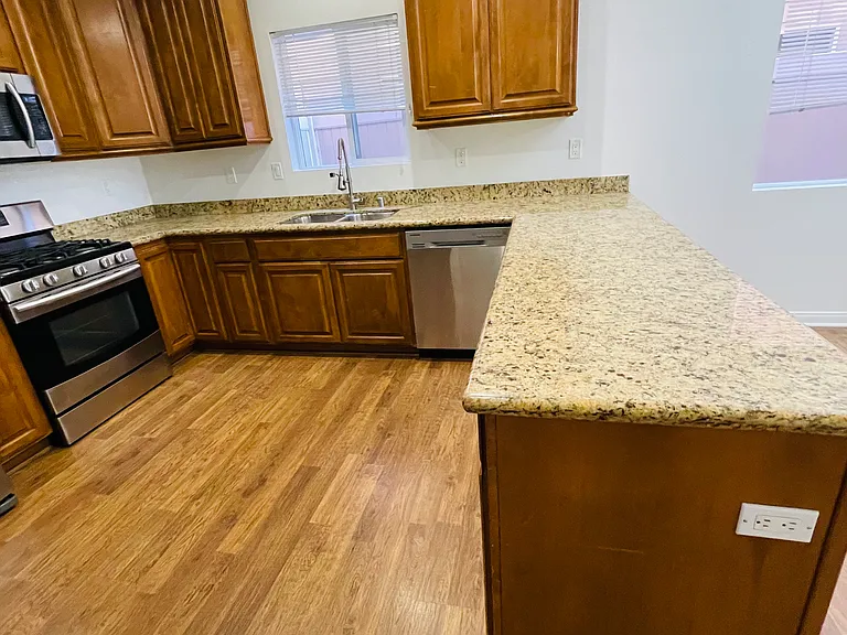 1918 Kelly Ave #5 — Photo 4