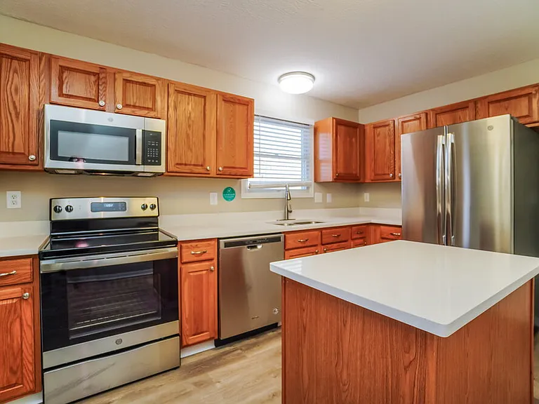 1041 Oxford Dr N — Photo 11