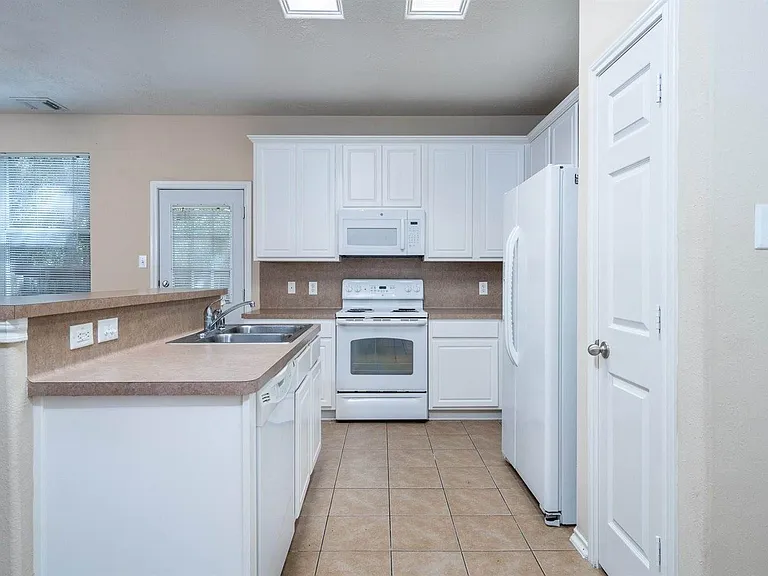 207 N Burberry Park Cir — Photo 8