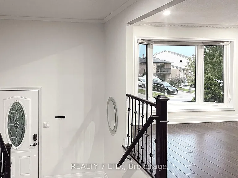 551 Hayward Cres #MAIN — Photo 13