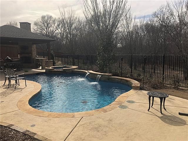 2nd image of 619 Castlewood Dr