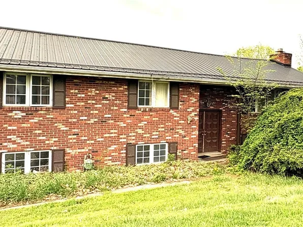 304 Overlook Dr, Follansbee, WV 26037