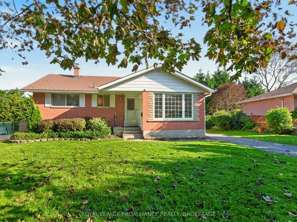 15 Hampstead Heath, Kingston, ON K7M 3J1