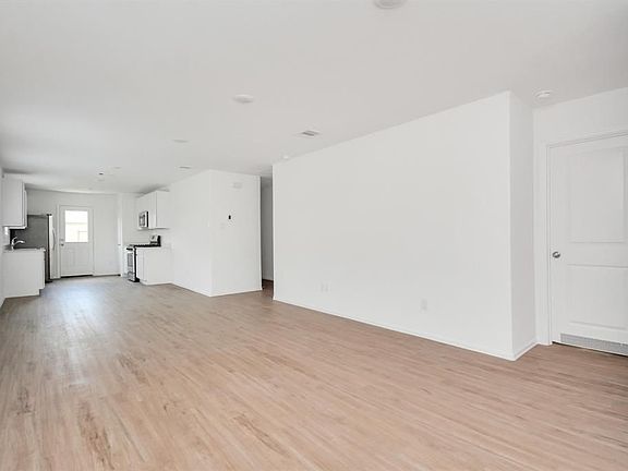 5th image of 4126 Oakland St