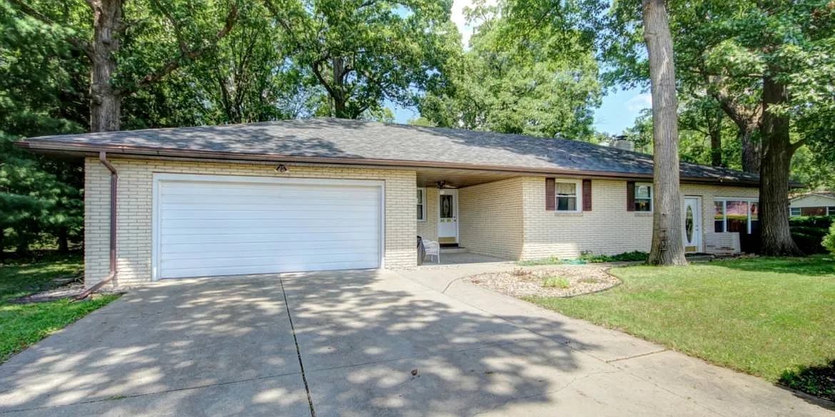 102 W Grand Ave photo 1