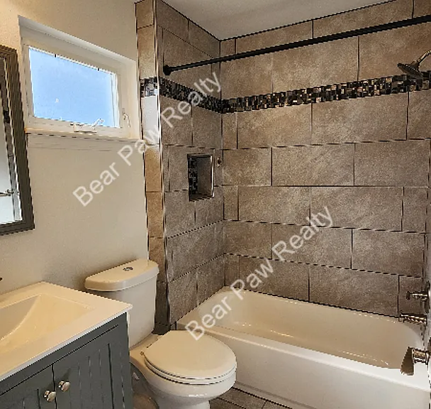 1007 W 29th St — Photo 16