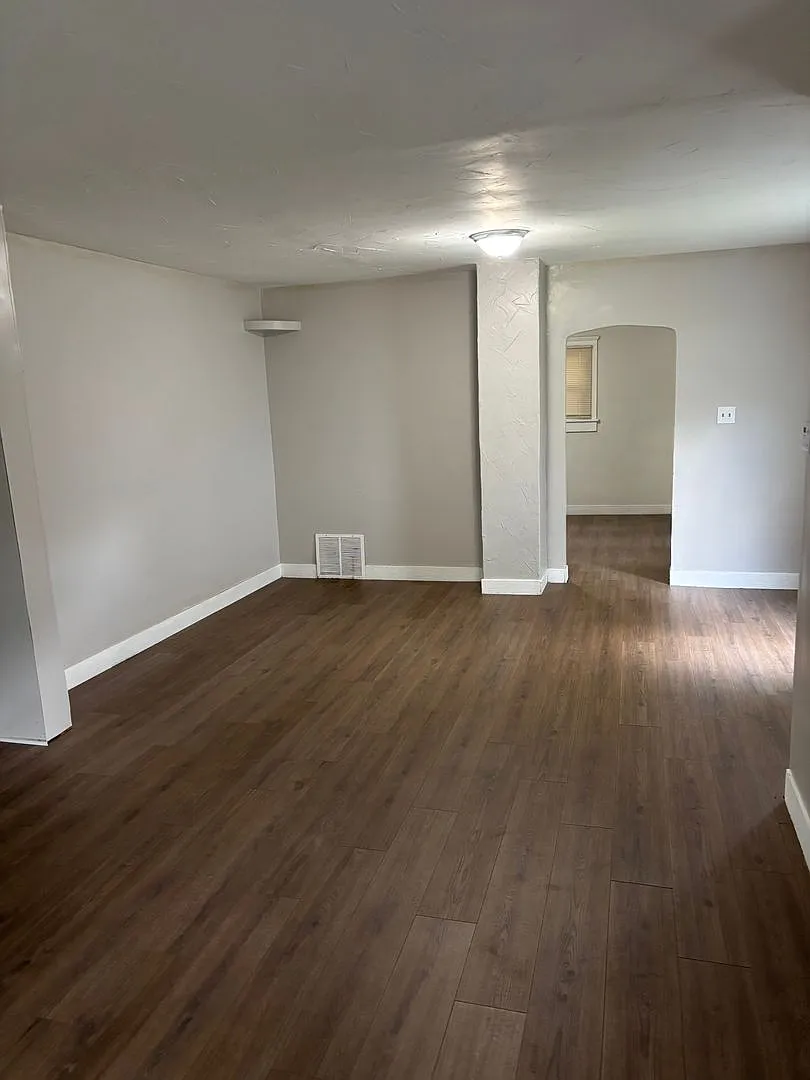 3bd Single Akron Cash Pay/Section 8 *1/2 Off Security Deposit Special* — Photo 2