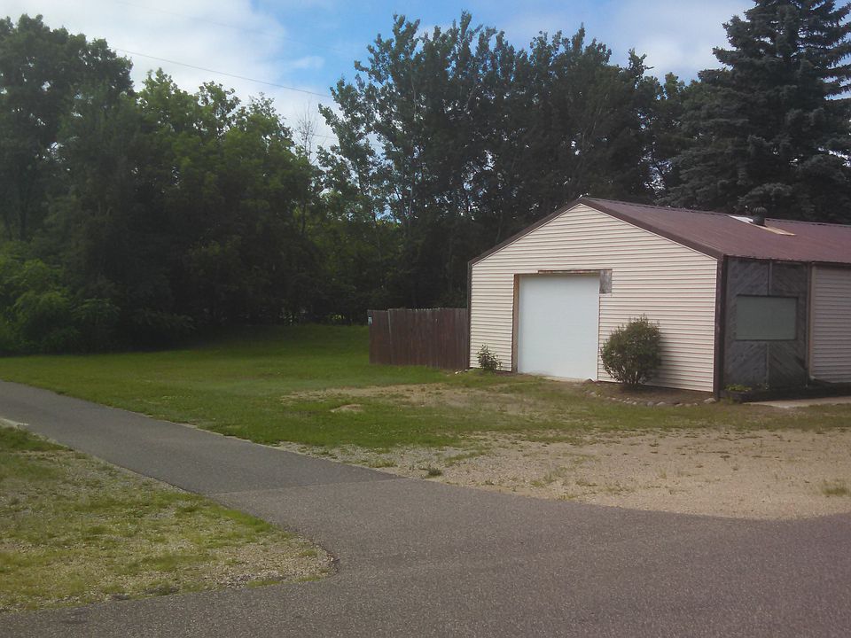 2nd image of 790 Lois Ln