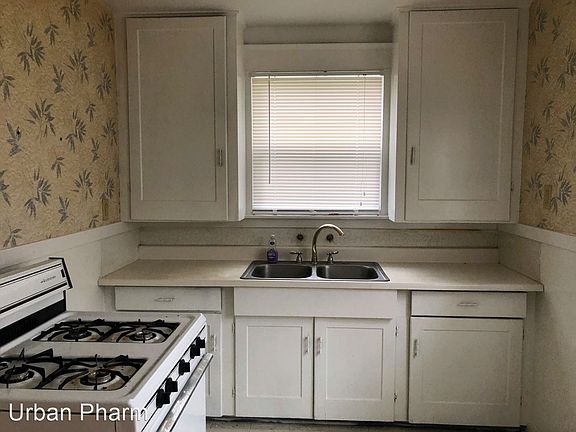 5th image of 601 Leonard St NE #2