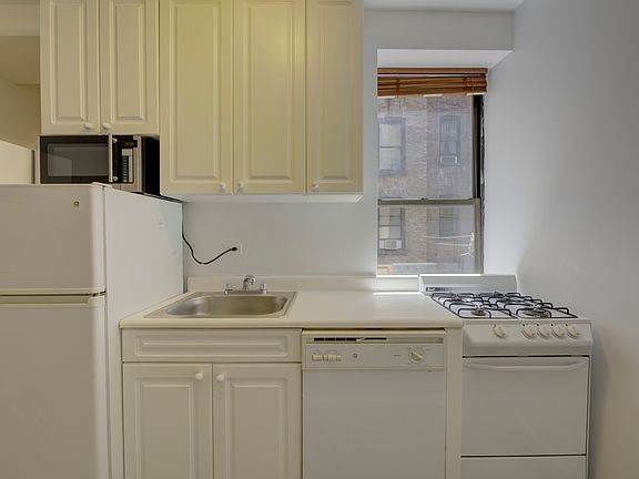 4th image of 141 W 10th St APT 8