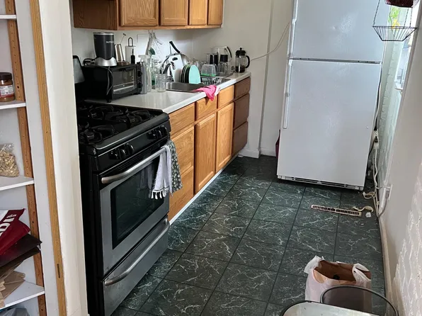 214 8th St APT 1, Troy, NY 12180