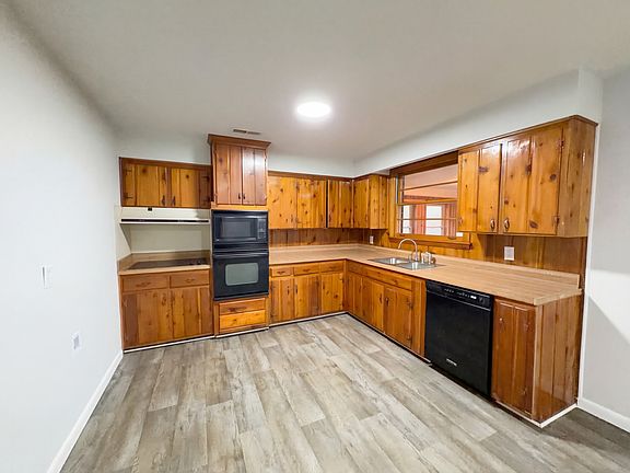 2nd image of 823 Apple Valley Rd