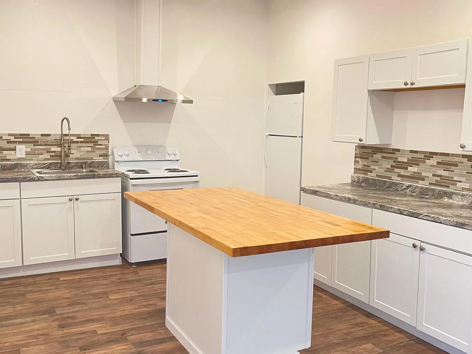 415 Perry St — Photo 3