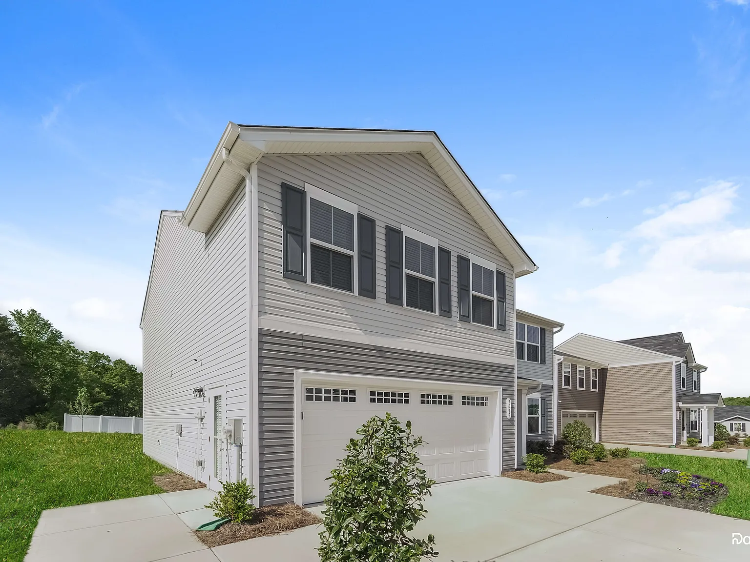 4 bed, 2.5 bath, 2220 sqft, $2,445 — Photo 3