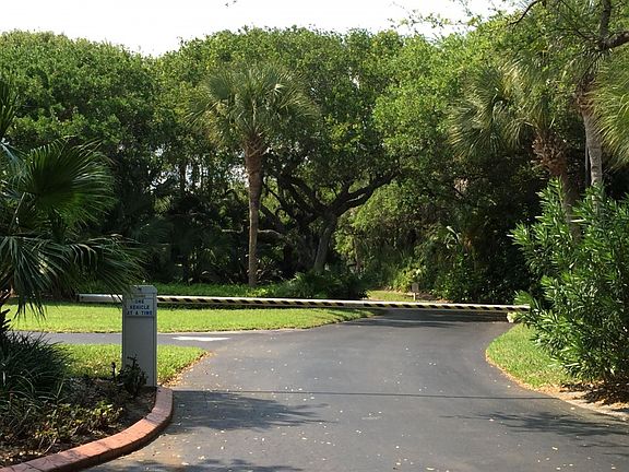 4th image of 1302 Coral Park Ln