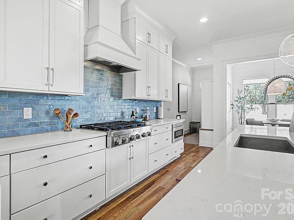 2nd image of 2852 Dorchester Pl