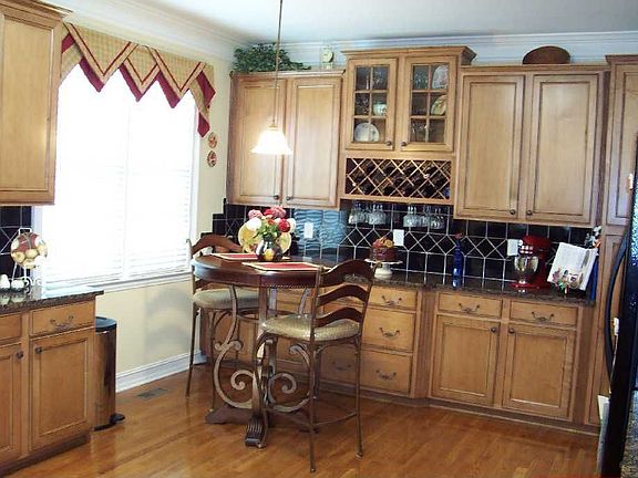 5th image of 815 Chalet Hls