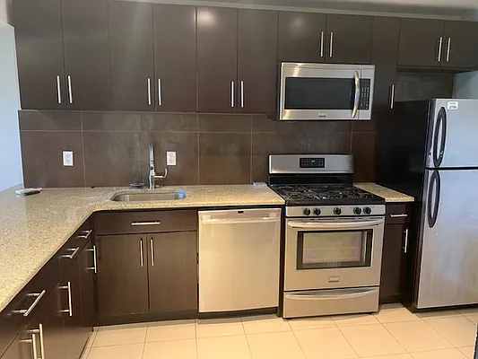 Rented by Salon Realty Corp | media 12