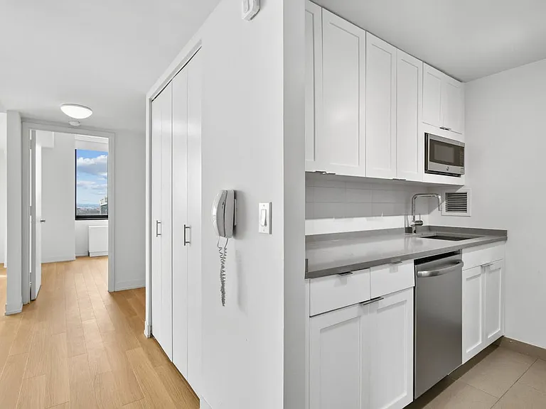 Columbus Cir #S35C — Photo 10