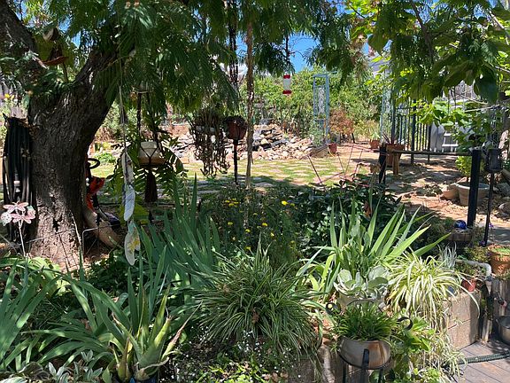 5th image of 215 E Sierra View Dr