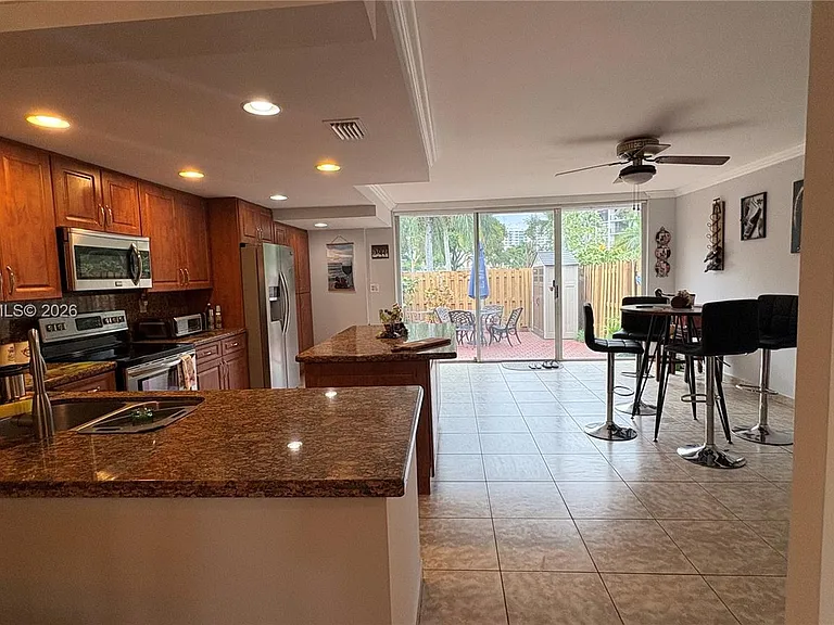 808 NE 27th Ave #808 — Photo 8