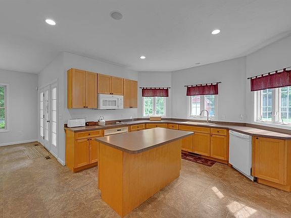 3rd image of 16 Lindsey Ln