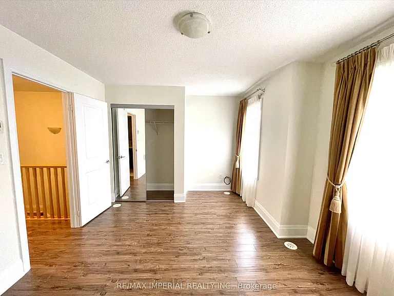 5 Oakburn Cres #Townhouse 8 — Photo 11