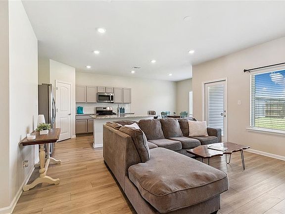 4th image of 804 Bent Cypress Ln