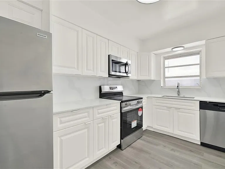 2864 NE 32nd St #7 — Photo 8