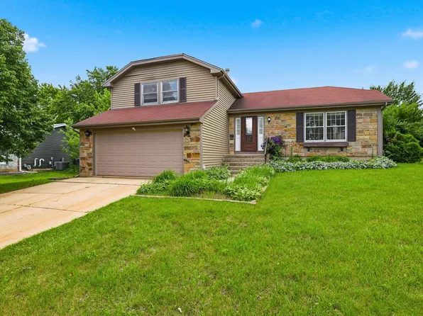 310 Crestwood Ct, Algonquin, IL 60102