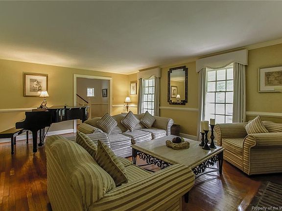 3rd image of 286 E Queens Dr