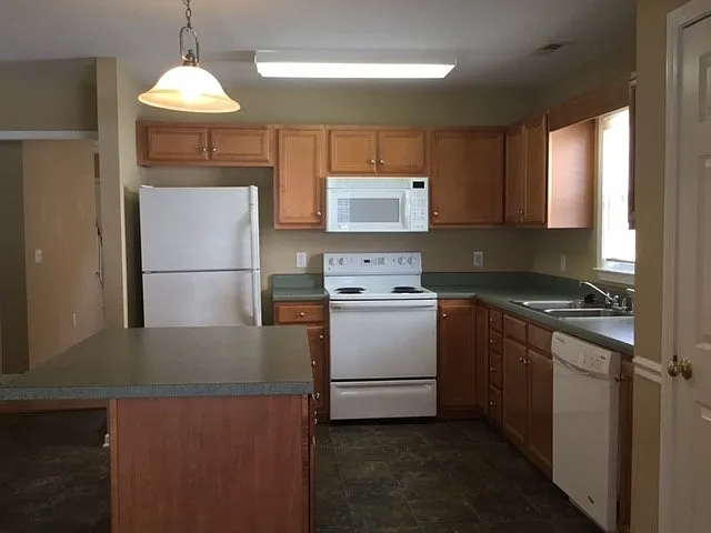 3 bed, 2.5 bath, 1692 sqft, $1,995 — Photo 2