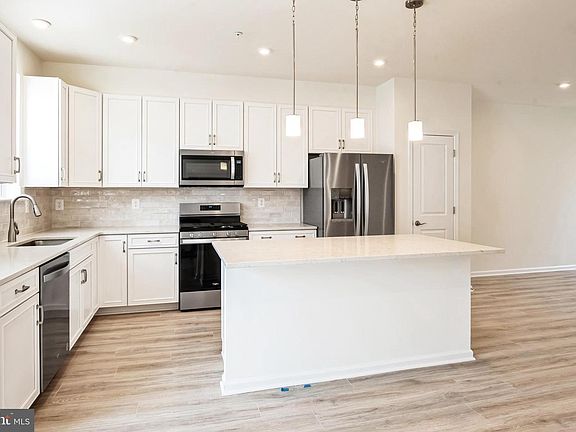 4th image of 311 Riverside Ln